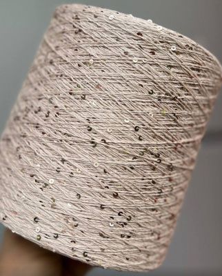 Микропайетки 3 мм (051), нить бежевая, пайетка 3мм бежевая глянцевая; Состав: хлопок 80%, пайетка 20%; 50г/400м 